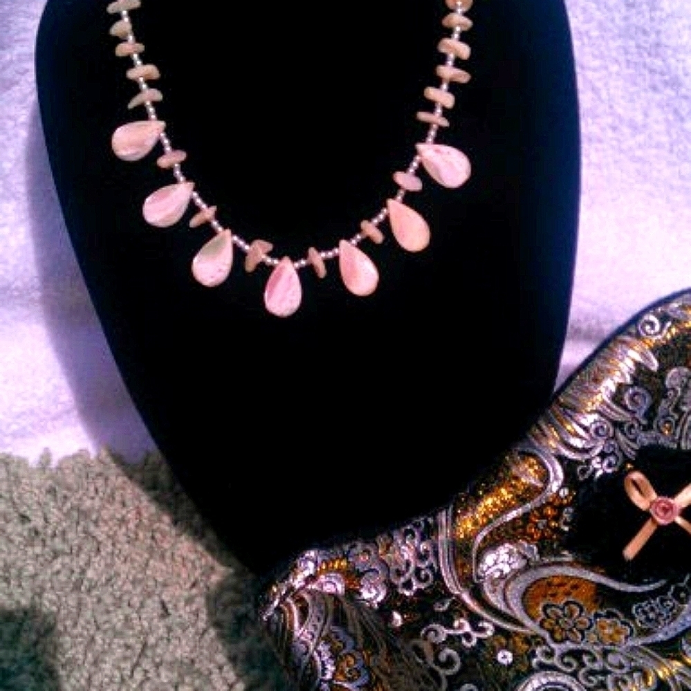 NEW NECKLACE W/ HANGING SHELLS